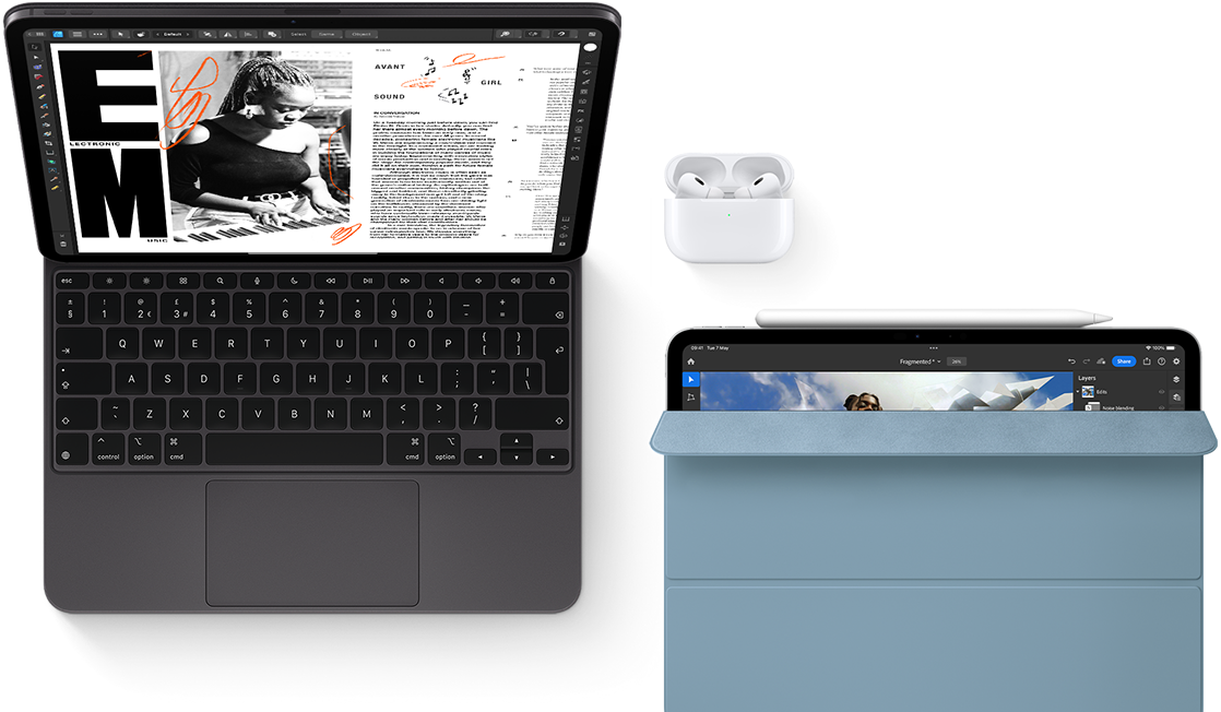 iPad Pro med Magic Keyboard, AirPods Pro. En annan iPad med Apple Pencil och Smart Folio