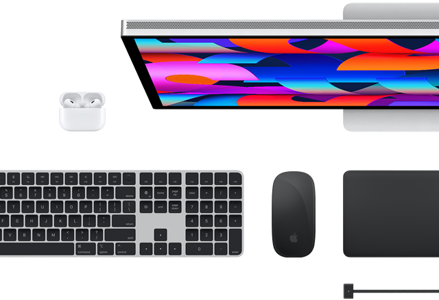 Utvalda Mac-tillbehör sedda ovanifrån: Studio Display, Magic Keyboard, Magic Mouse, Magic Trackpad, AirPods och MagSafe-laddningskabel