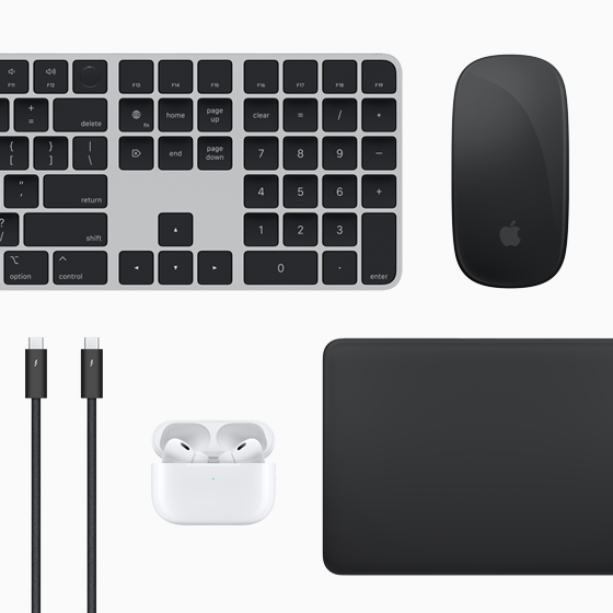 Mac-tillbehören Magic Keyboard, Magic Mouse, Magic Trackpad, AirPods och Thunderbolt-kablar sedda ovanifrån